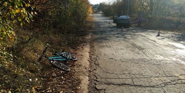 Не догледіли: На Рівненщині малолітній велосипедист в`їхав у легковик